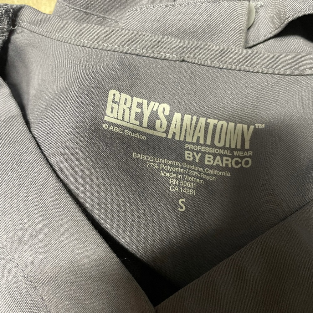 Gray’s Anatomy Barco gray short sleeve scrub top. pockets & button waist small - Picture 4 of 7